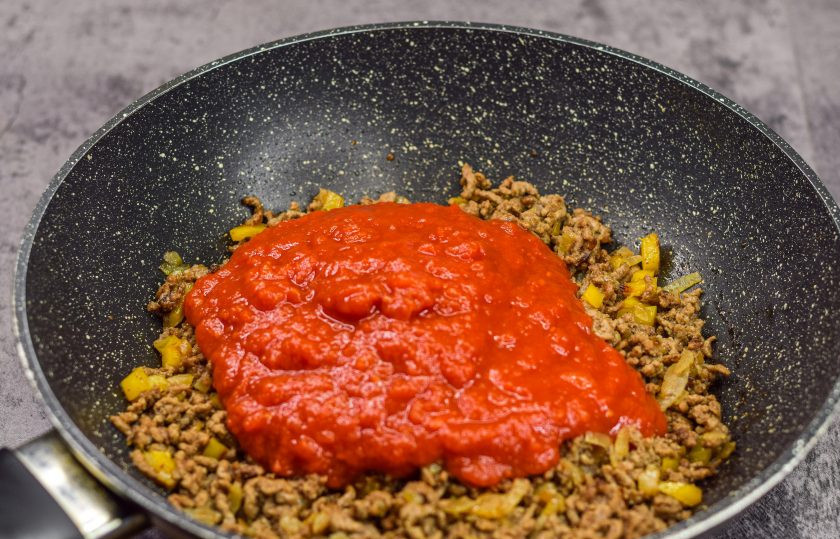 1. Этап. Гречка с соусом Болоньезе: Добавьте в сковороду нарезанные томаты в собственные соку, соль, перец, можно добавить щепотку сахара.