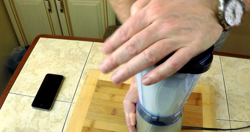 1. Этап. Сливки для взбивания в домашних условиях: Переливаем в блендер и взбиваем 7-8 минут на средних и сильных оборотах. Убираем полученную массу в холодильник на 6-8 часов