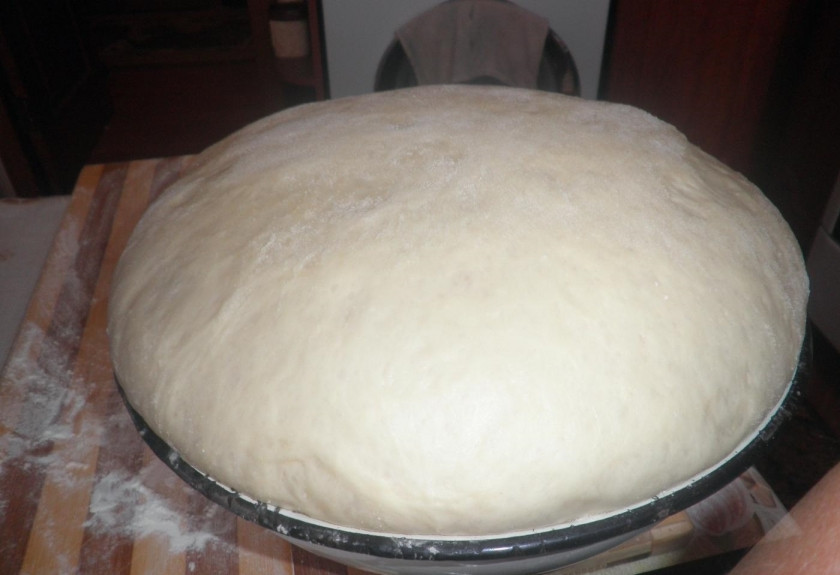 1. Этап. Дрожжевое тесто на пышки: 10. Тесто перекладываю в миску и накрываю полотенцем, оставляю на 30-50 минут, после использую для выпечки пышек.