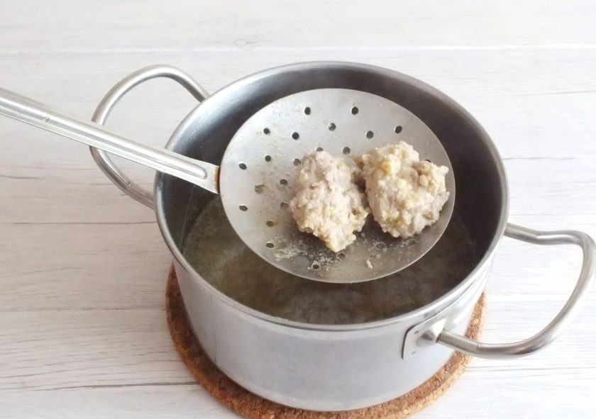 1. Этап. Мясные клёцки: Варите клёцки в течение 8-10 минут. После достаньте из бульона с помощью шумовки.