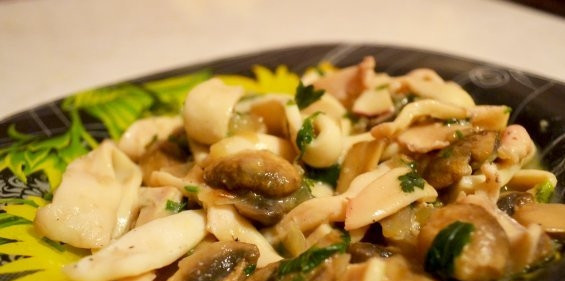 1. Этап. Кальмары, тушенные с шампиньонами: Зелень помойте и мелко нарежьте. Насыпьте ее в готовое блюдо и готовьте ещё 2 минуты. Разложите по тарелками и подавайте. Приятного аппетита!