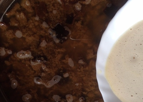 1. Этап. Квас из сухарей: Когда дрожжевой раствор поднимется пенной шапкой, выливаем его в кастрюлю к сухарям, перемешиваем. Закрываем плотно марлей и ставим в темное теплое место на 1,5-2 суток.