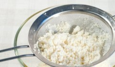 1. Этап. Творожники в духовке: Творог протрите через сито, чтобы не осталось комочков.