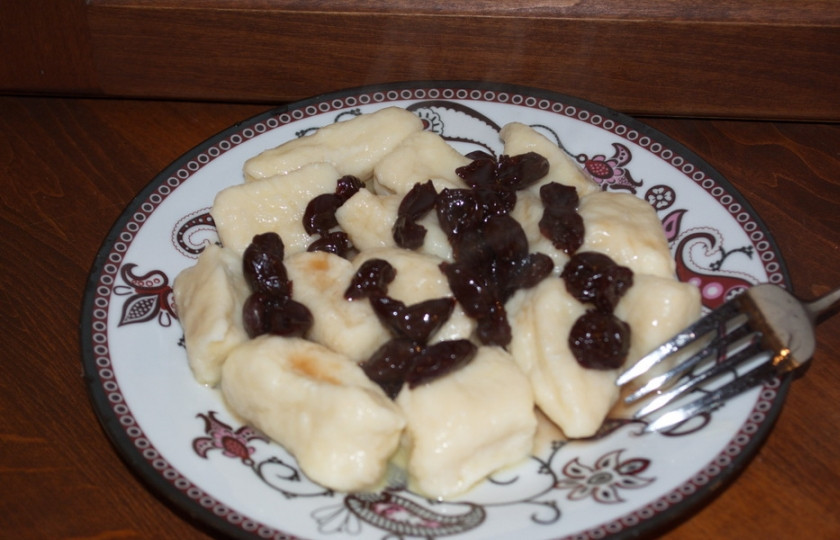 1. Этап. Ленивые вареники для детей: Вскипятите воду. Добавьте соль. В кипящую соленую воду бросаем по одному готовые кусочки теста. Перемешайте сразу, чтобы тесто не прикипело ко дну кастрюли. Варим до всплывания, затем вынимаем шумовкой. Достаем вишневое варенье без косточек. Готовые вареники перемешиваем с маслом. Выкладываем на тарелку, сверху выкладываем вишневое варенье.