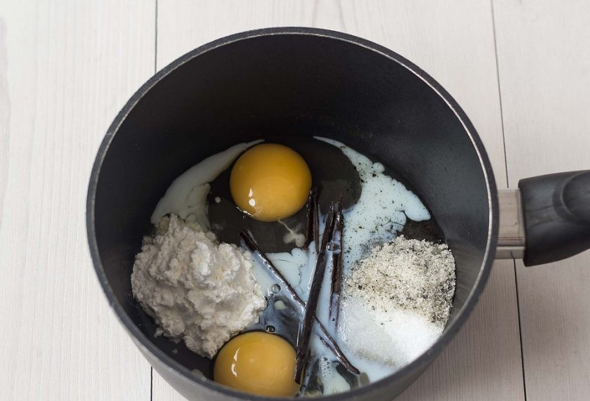 1. Этап. Ванильный крем на молоке: 1. В сотейник поместите все ингредиенты, включая семена и оставшиеся стручки ванили. Хорошо перемешайте и нагревайте на среднем огне до тех пор, пока крем не закипит и не станет гуще.