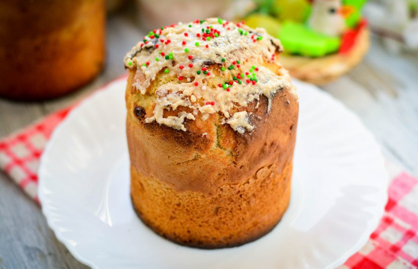 1. Этап. Кулич с коньяком: Готовые куличи украшайте любой глазурью и красивыми присыпками. Приятного аппетита!