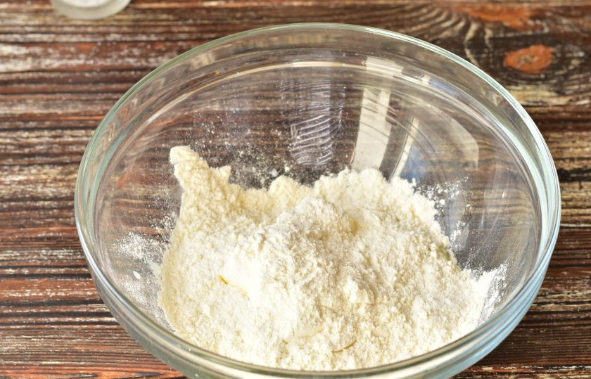 1. Этап. Печенье Карандаши: Всыпьте муку высшего сорта.