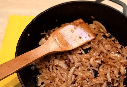 1. Этап. Свиная лопатка тушёная: На этой же сковороде обжарить лук, нарезанный четверть кольцами до характерного аромата и лёгких подпалин. Если требуется, то добавить немного масла. В конце жарки добавить чеснок, мелко рубленный.