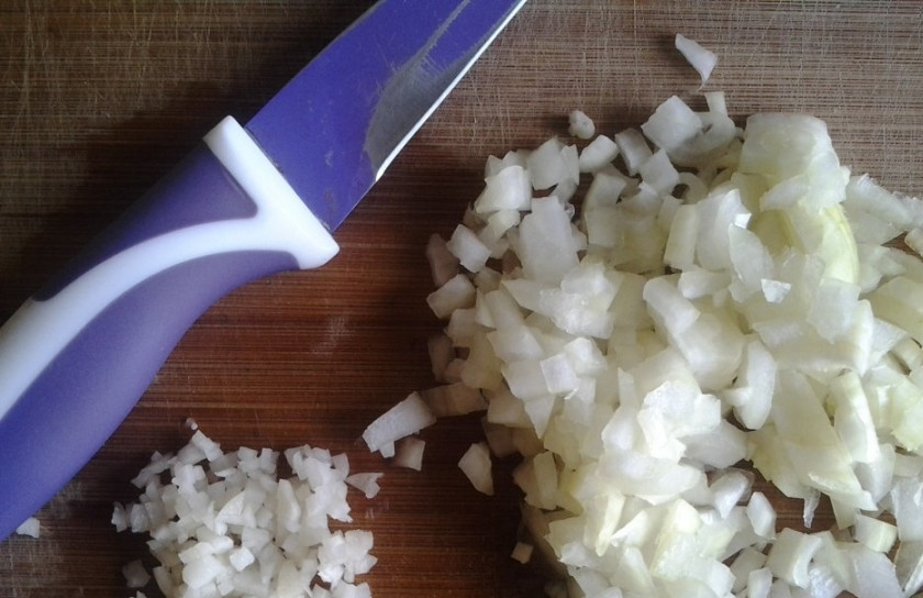 1. Этап. Клецки из картошки: Две головки лука и чеснок почистите и мелко нашинкуйте.