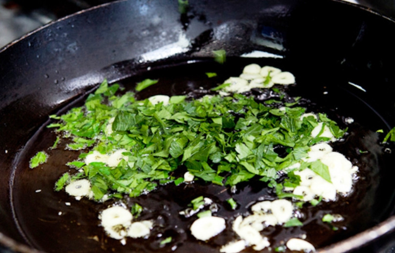 1. Этап. Мидии с чоризо: В глубокой сковороде обжарьте в течение двух минут чеснок и петрушку, затем добавьте чоризо, а еще через пару минут мидии.