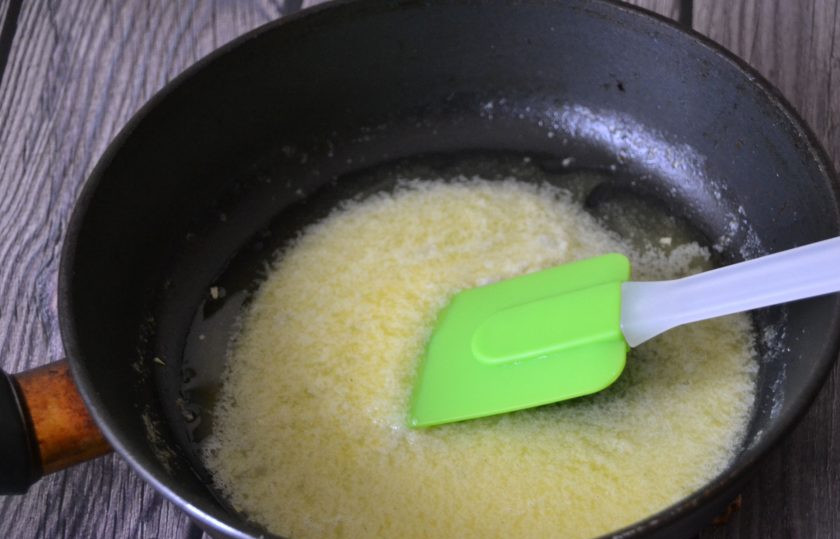 1. Этап. Ризотто с тыквой от Юлии Высоцкой: Верните луково-масляную смесь на сковороду.