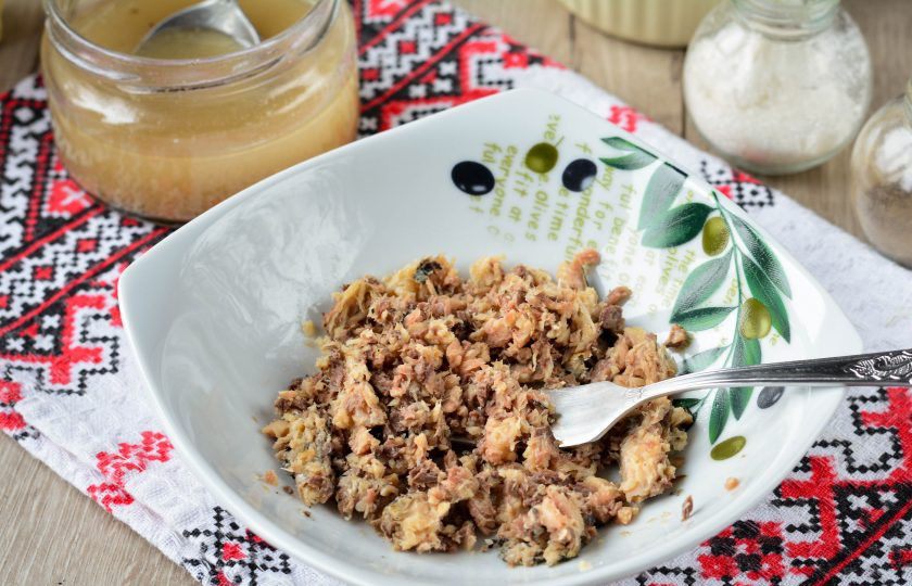 1. Этап. Рис с рыбными консервами: Удалите крупные косточки из рыбы, разомните консервы вилкой.