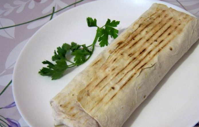 1. Этап. Шаверма в лаваше: Готовим шаурму, свернутую плотным конвертом, в микроволновке 3-4 минуты. Приятного аппетита!