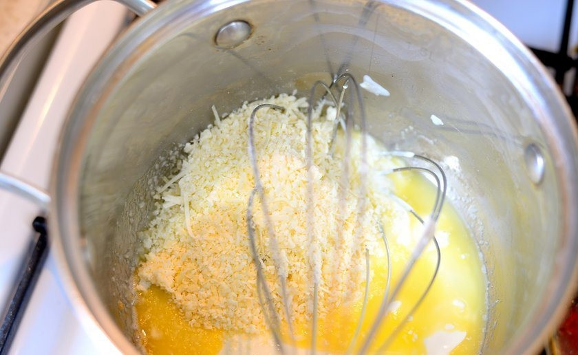 1. Этап. Фетучини с кроликом: 4. В отдельной емкости смешайте сливки, чеснок и тертый сыр, взбейте смесь миксером.