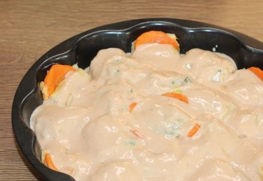 1. Этап. Ленивые пельмени с индейкой и капустой: 18. Заливаем рулетики заливкой и ставим форму в разогретую до 180 С духовку на 30 минут или до готовности блинчиков.