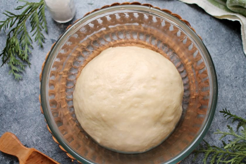 1. Этап. Пирожки с фруктами в духовке: Замесите мягкое, не липкое тесто. Сформируйте из него шар и выложите в глубокую миску, смазанную растительным маслом.