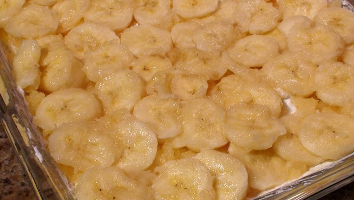 1. Этап. Банановый торт без выпечки: 7. Выложить бананы сверху творожной массы одним слоем.