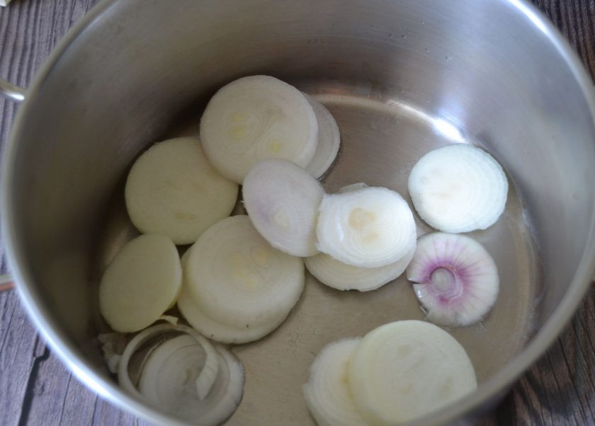 1. Этап. Куриный суп с тортильями: Прогрейте кастрюлю-сотейник, влейте немного растительного масла, положите в кастрюлю лук, форма нарезки не имеет значения.