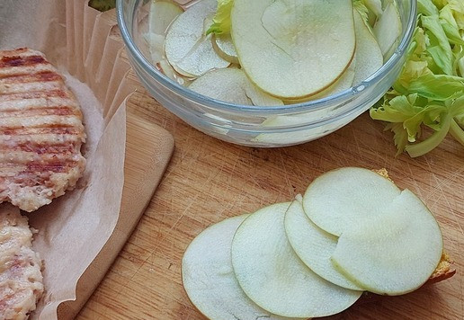 1. Этап. Манговый Верзила с котлетой из индейки: Укладываем несколько слайсов яблока внахлест