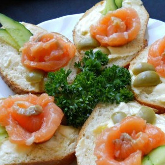 Маленькие бутерброды с семгой