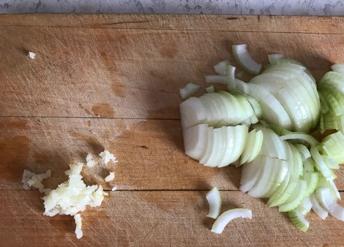 1. Этап. Ливанский чечевичный суп: 2. Лук и чеснок очистите. Лук нарежьте четвертькольцами, а чеснок выдавите через пресс.