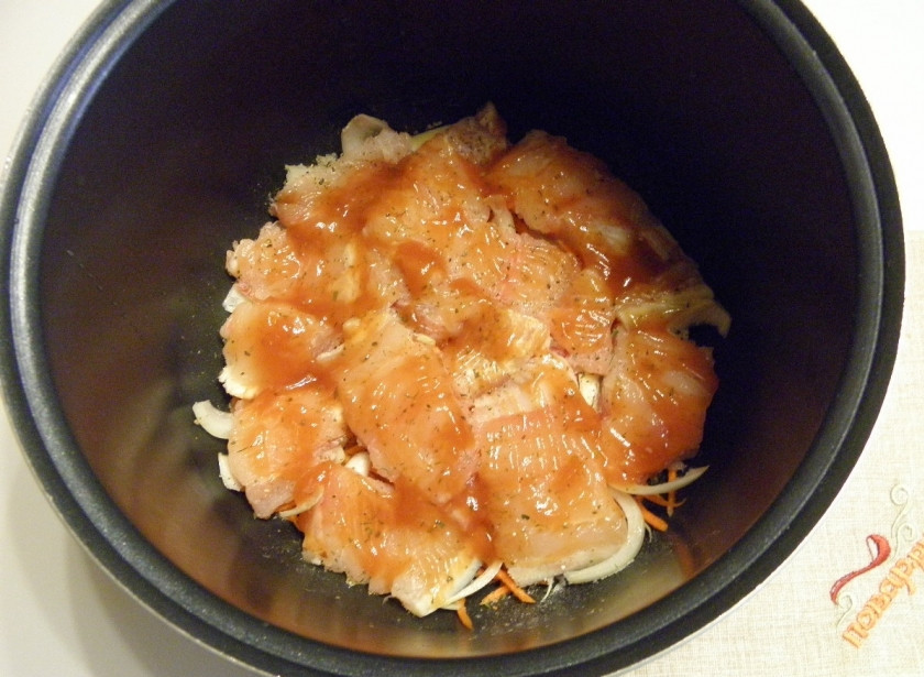 1. Этап. Пангасиус в мультиварке: Полейте томатный соусом рыбу, установите кастрюлю в мультиварку. Включите режим 