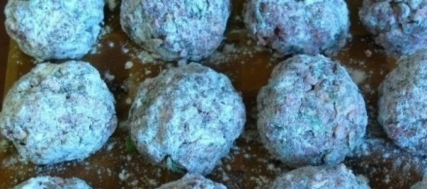 1. Этап. Тефтели под соусом Бешамель: Сформируйте из фарша шарики. Каждый обваляйте в муке.