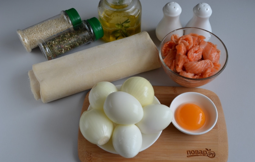 1. Этап. Слоеный пирог с семгой: Подготовьте продукты для пирога. Отварите яйца до готовности, остудите их и очистите от скорлупы. Очистите лук, промойте его под водой. Разморозьте слоеное тесто. Приступим!