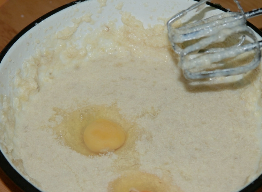 1. Этап. Банановый пирог: В получившеюся смесь добавляем два яйца и взбиваем на небольшой скорости.