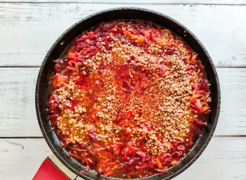 1. Этап. Гречка со свеклой и морковью: Залейте гречку с овощами горячей водой, посолите, добавьте специи и тушите на среднем огне до готовности.