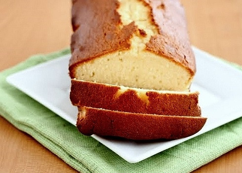 1. Этап. Кекс на сгущенном молоке: Готовый кекс минут 10-15 пусть остывает в форме, а затем можно вынимать. Посыпаем пудрой или подаем к столу просто так.