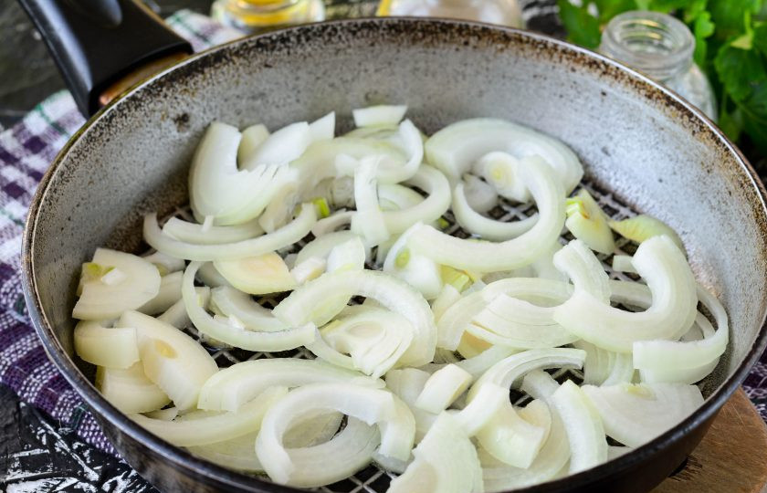 1. Этап. Куриная печень в соусе терияки: Разогрейте масло на сковороде, выложите лук и начните жарить на среднем огне.