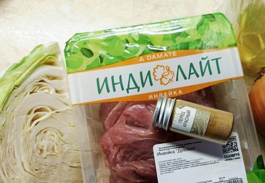 1. Этап. Капустный салат с индейкой и блинчиками: Подготовить ингредиенты. Капусту берите сочную и вкусную.