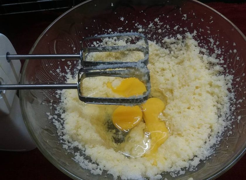 1. Этап. Влажный бисквит с манго: 4. Вбейте яйца в масляную смесь и взбейте с помощью миксера.