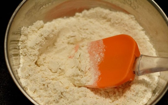 1. Этап. Джалеби индийские: 2. Тщательно перемешайте.