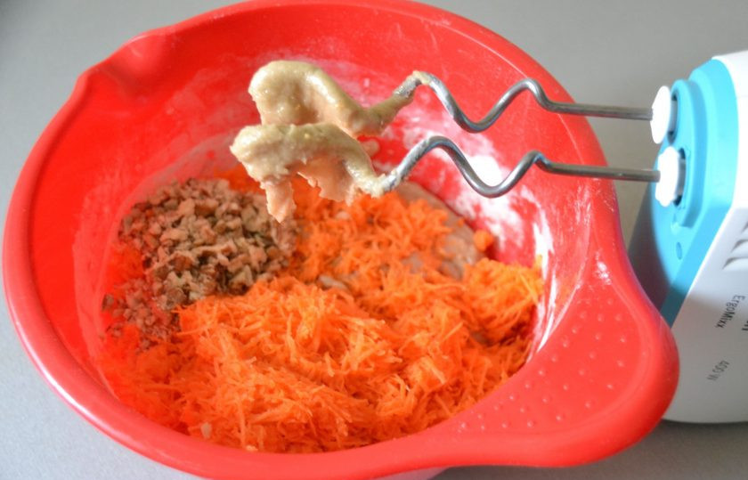 1. Этап. Самый простой морковный торт: В последнюю очередь добавьте морковь и грецкие орехи.