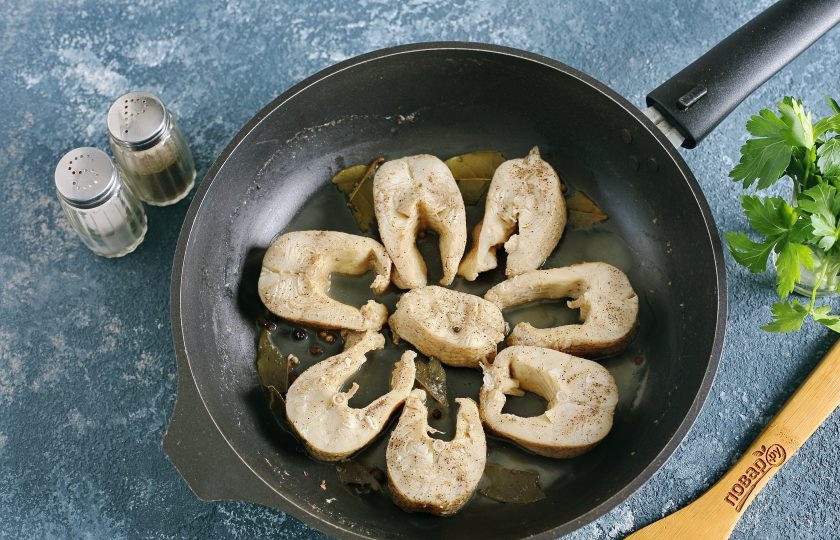 1. Этап. Щука по-польски: Накройте сковороду крышкой, доведите до кипения, затем огонь убавьте и тушите щуку 15 минут.