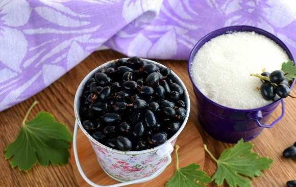 1. Этап. Варенье из смородины через мясорубку: Смородину переберите, удалите мелкий сор, веточки и порченую ягоду.