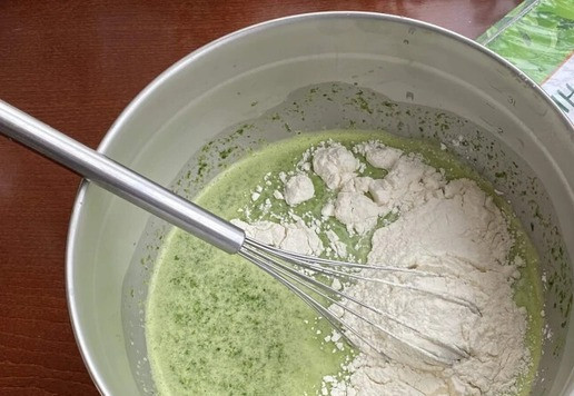 1. Этап. Шадлав: Всыпьте просеянную муку и снова перемешайте всю массу до однородности.