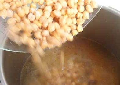 1. Этап. Узбекская шурпа из говядины: Мясо солим. Затем заливаем мясо 5-6 стаканами воды и засыпаем горох.