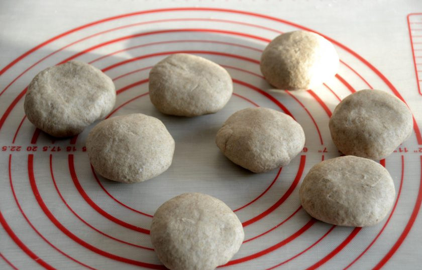 1. Этап. Ржаные лепешки на закваске: Разделите тесто на 8 частей, подкатайте в шар.