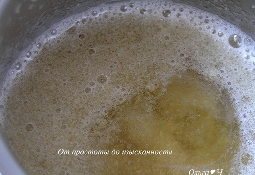 1. Этап. Креветки в шампанском: Желатин замочите в шампанском до набухания.