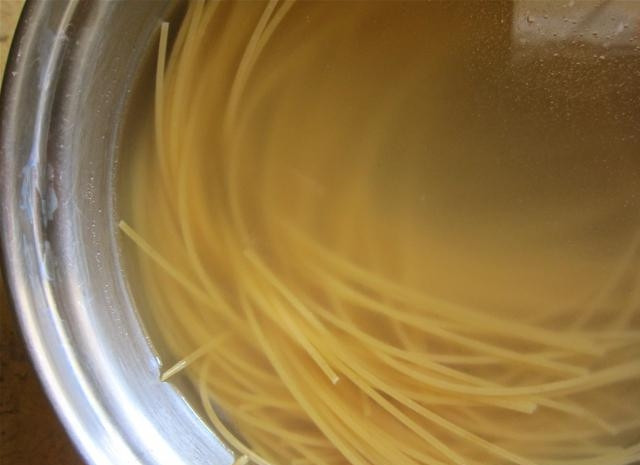 1. Этап. Паста с кальмарами в сливочном соусе: Вскипятите воду в кастрюльке и поместите туда спагетти. Отварите спагетти до готовности. Время приготовления смотрите на упаковке. Чтобы макароны не слиплись, добавьте в воду ложку растительного масла.