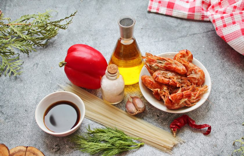 1. Этап. Салат из рисовой лапши с креветками: Подготовьте все необходимые ингредиенты для приготовления салата с рисовой лапшой и креветками. Креветки отварите, откиньте на сито, остудите и очистите от чешуи кишечника.