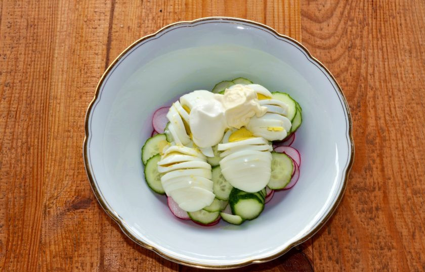 1. Этап. Салат из редиса с огурцом и яйцом: Добавьте сметану и майонез.