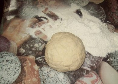 1. Этап. Бешбармак из говядины: Займемся приготовлением теста. Для этого в глубокой миске взбалтываем яйца с водой и солью. Добавляем муку и вымешиваем тесто. Оно должно получится достаточно тугим.