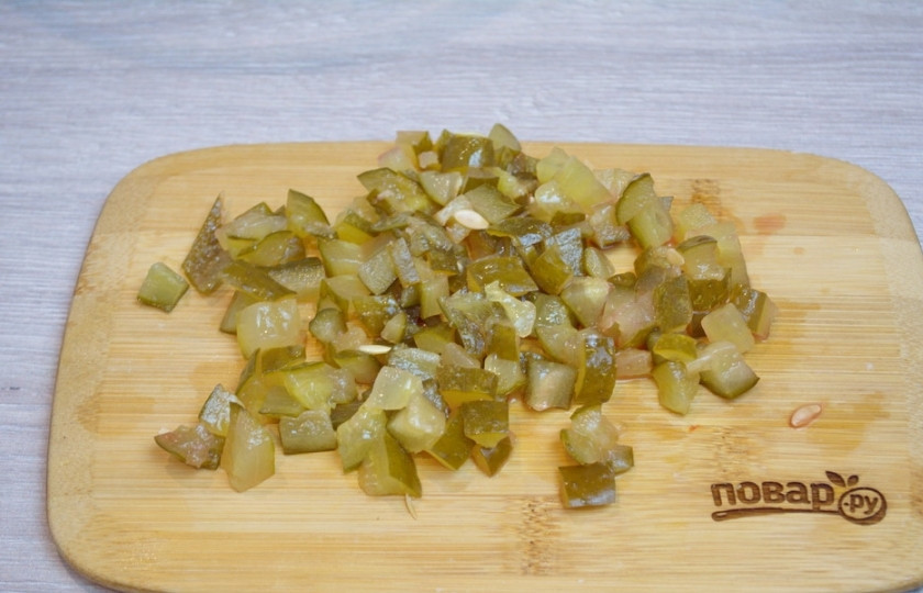 1. Этап. Необычный винегрет: Соленые огурцы нарежьте кубиком.