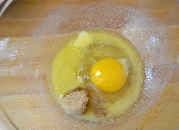 1. Этап. Оладьи из овсянки и цельнозерновой муки: 4. В отдельной миске растопите сливочное масло, добавьте к нему яйцо и коричневый сахар, взбейте.