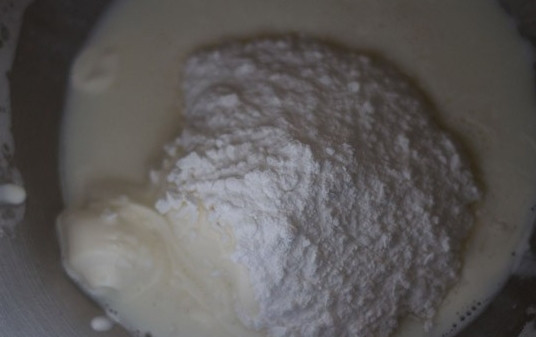 1. Этап. Шоколадно-вишневый торт: 10. Для приготовления крема взбейте сливки с сахарной пудрой (сахаром) до плотных пиков.