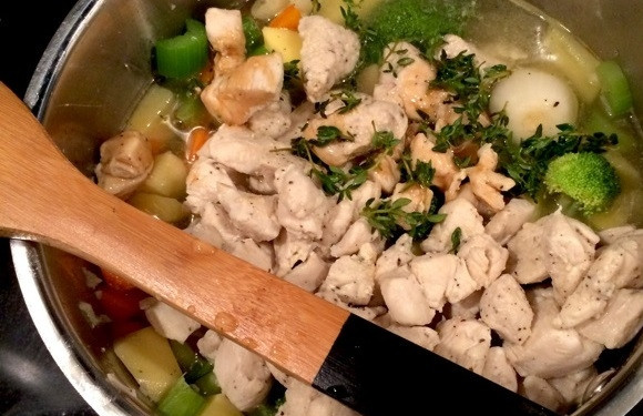 1. Этап. Куриный пирог в горшочке: 8. Верните в кастрюлю к овощам куриное мясо, добавьте тимьян, залейте 3 стаканами бульона. После закипания уменьшите огонь и готовьте 3-5 минут.